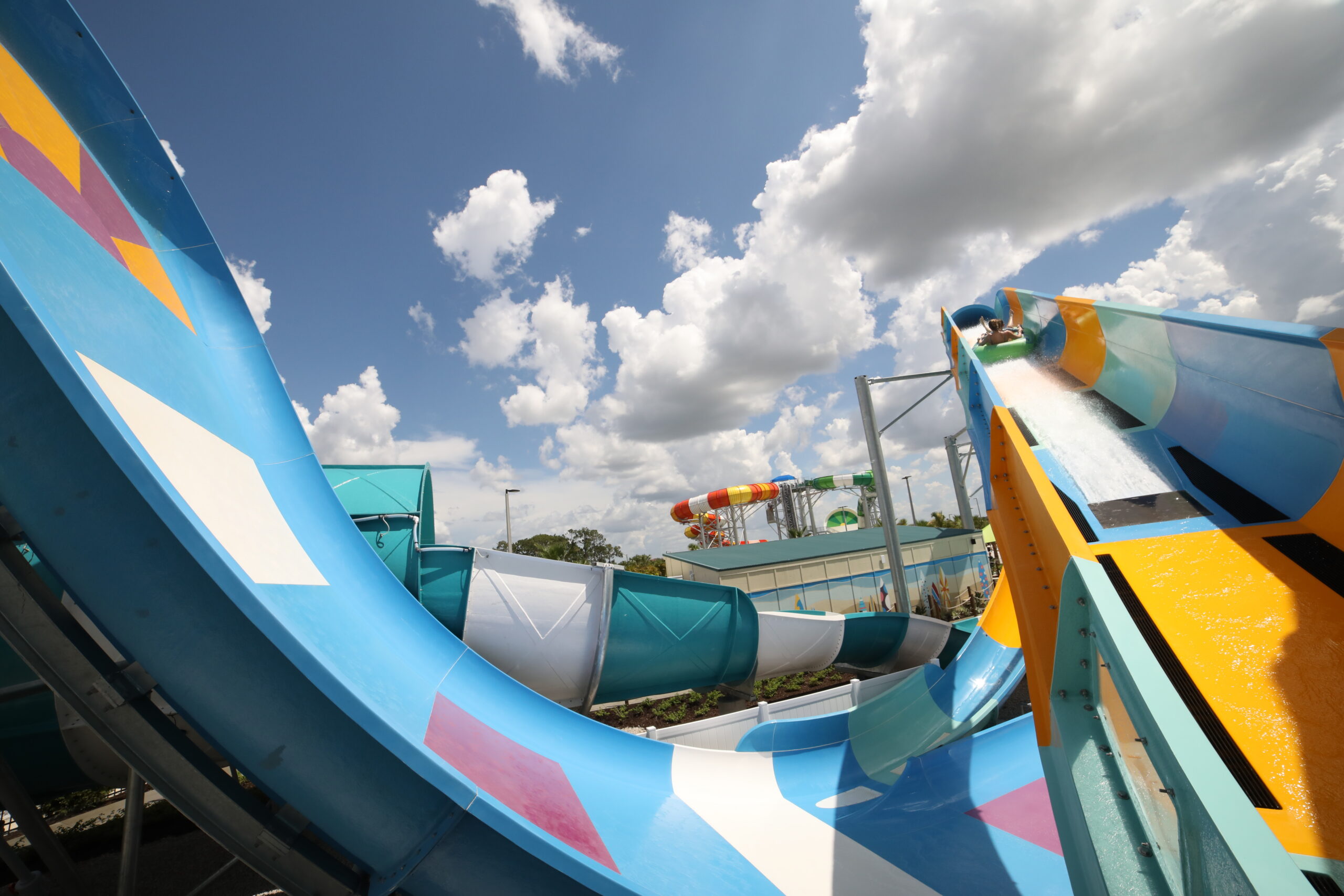 Water coaster flume with a Boomerango wall