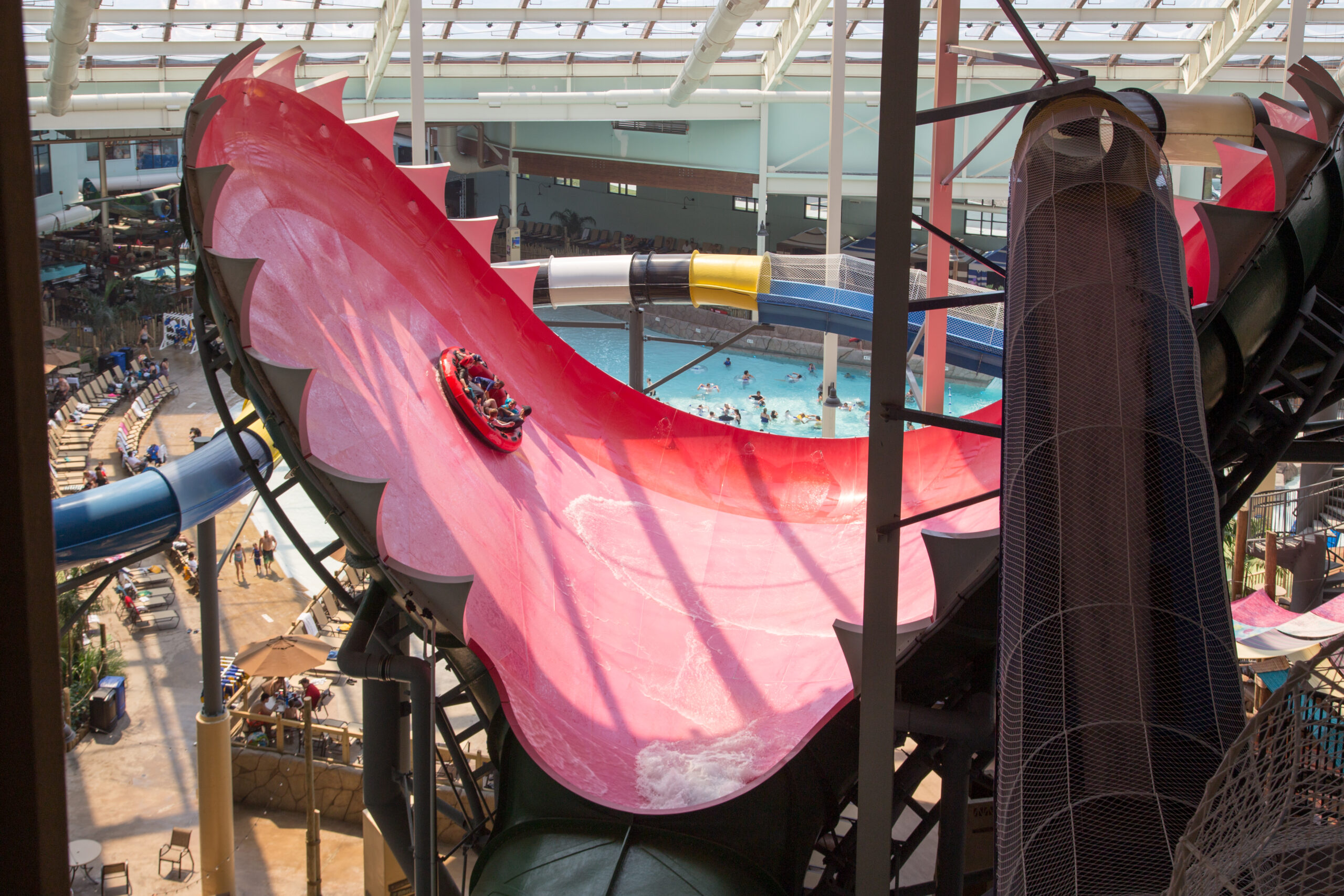 Raft riding high on wall of Manta