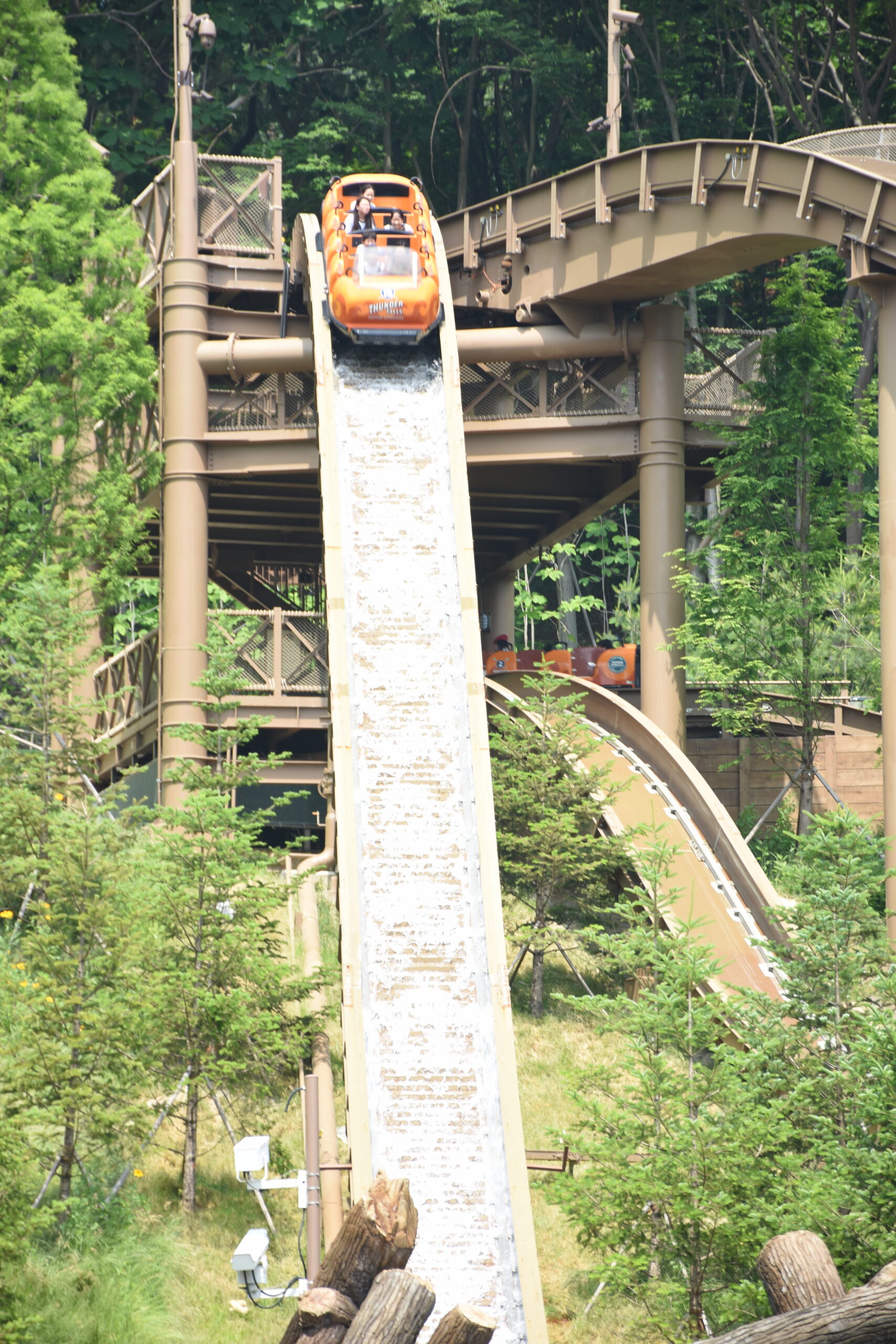 Super Flume boat at the top of the hill