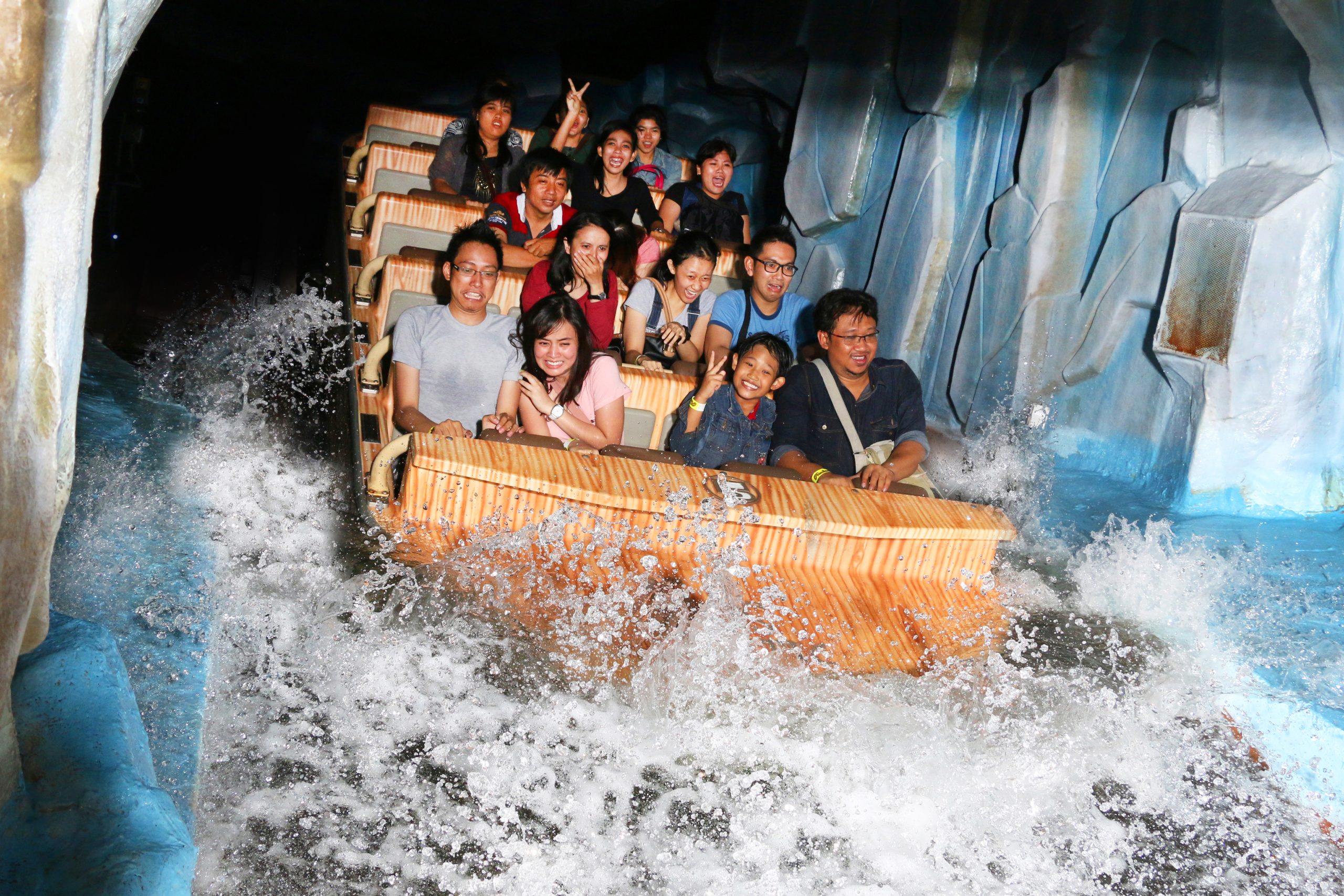 Shoot the Chute, River Raft Ride, Dunia Fantasi, Ancol, Indonesia
