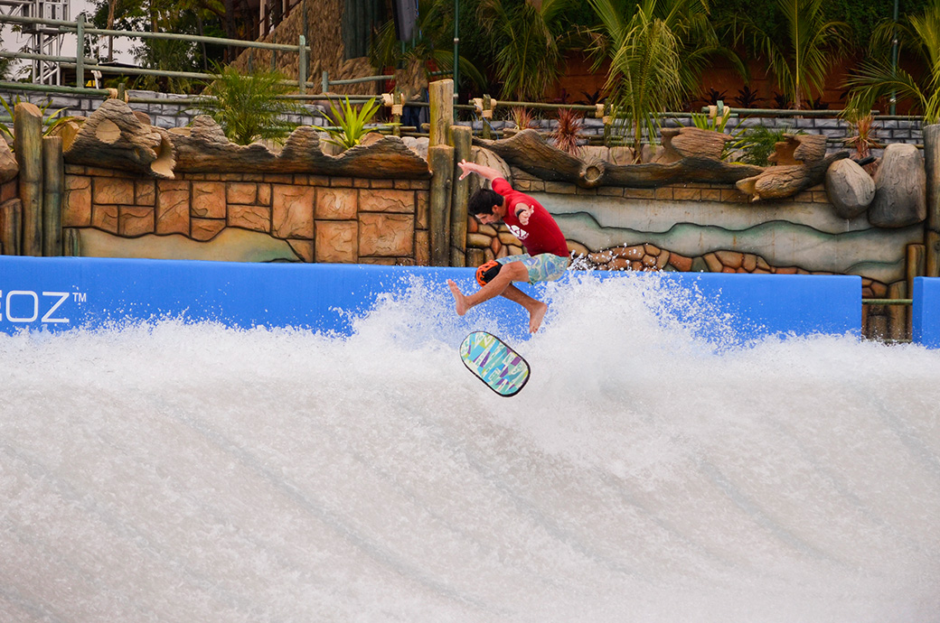 Wave Simulator Zoos WaveOz Stationary Surf Wave Simulator by FlowRider® - WhiteWater