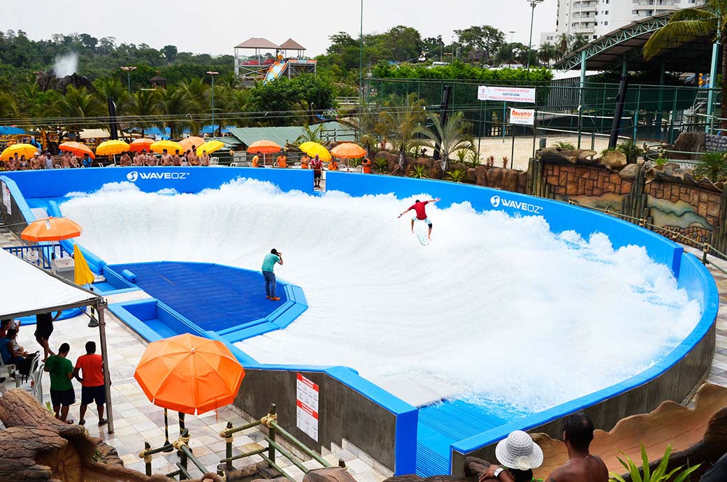 WaveOz Surf Wave Machine by FlowRider - Parque Aquático Thermas dos Laranjais, Olímpia, Brazil