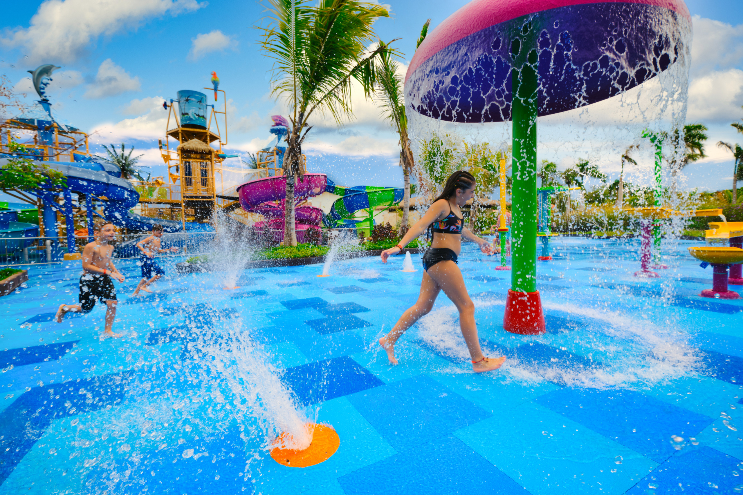 Children playing in water park on Life Floor foam rubber flooring system that dissipates heat