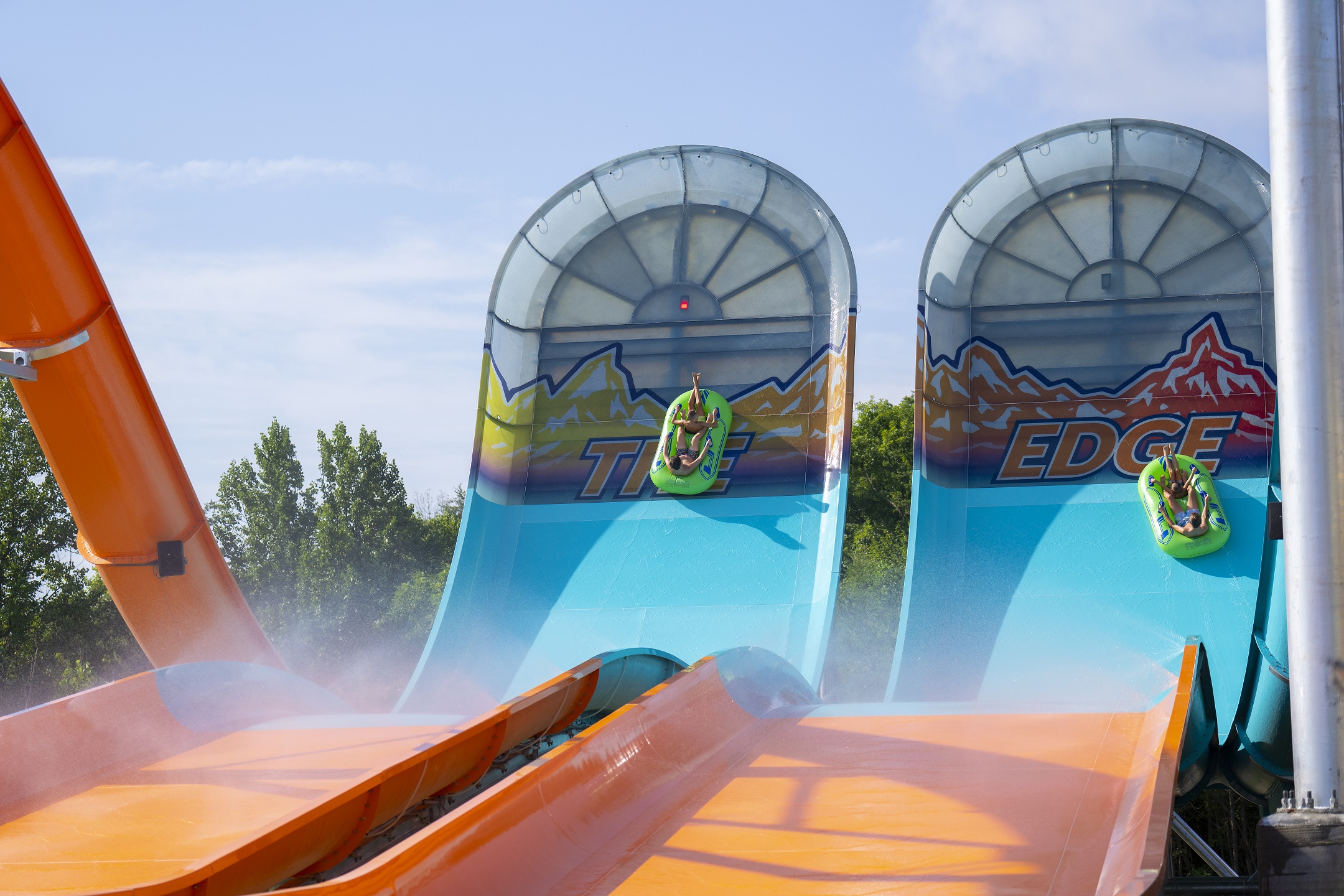 Two side-by-side water slide walls - Boomerangos