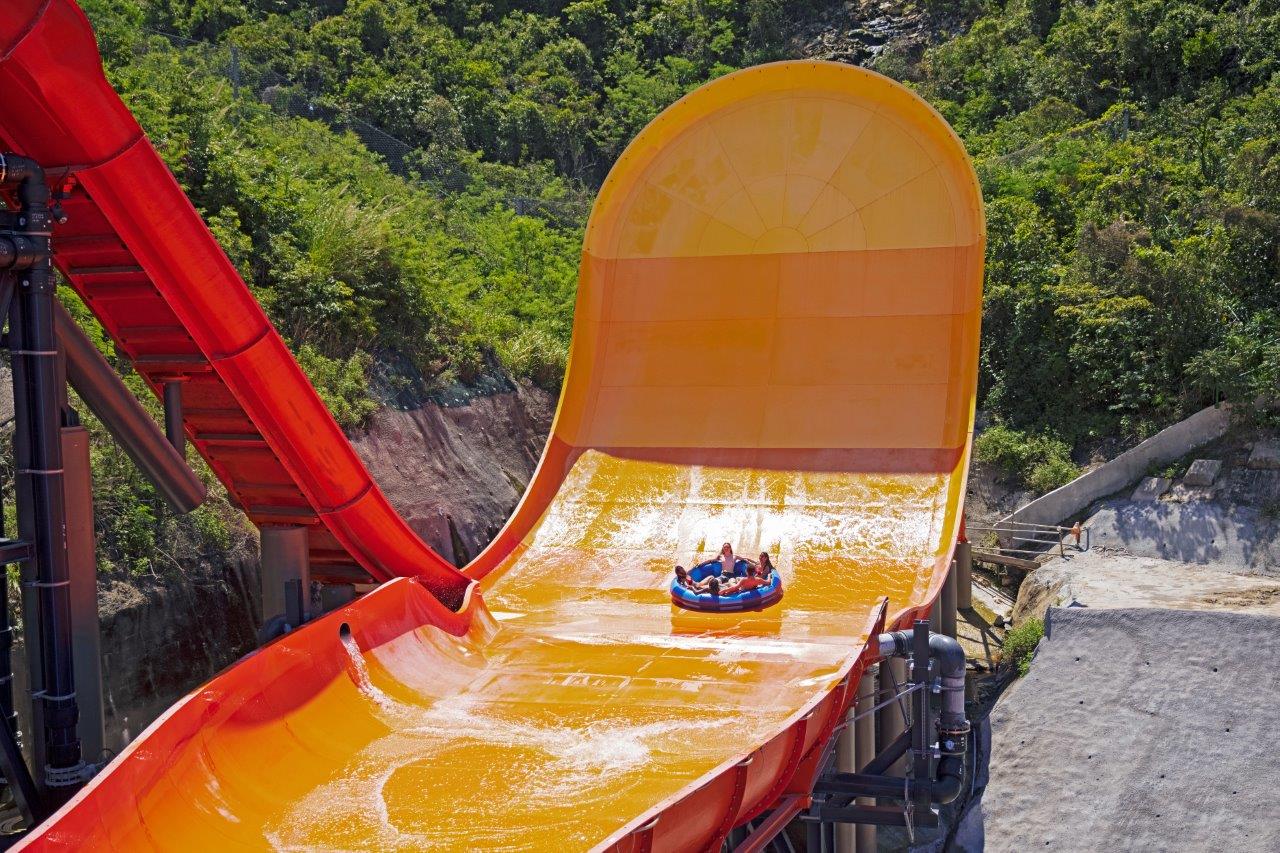 Boomerango Squeeze water slide in water park