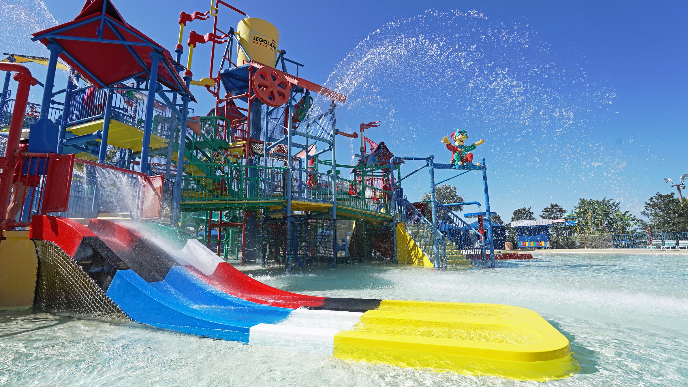 Aquatic play structure spraying water 