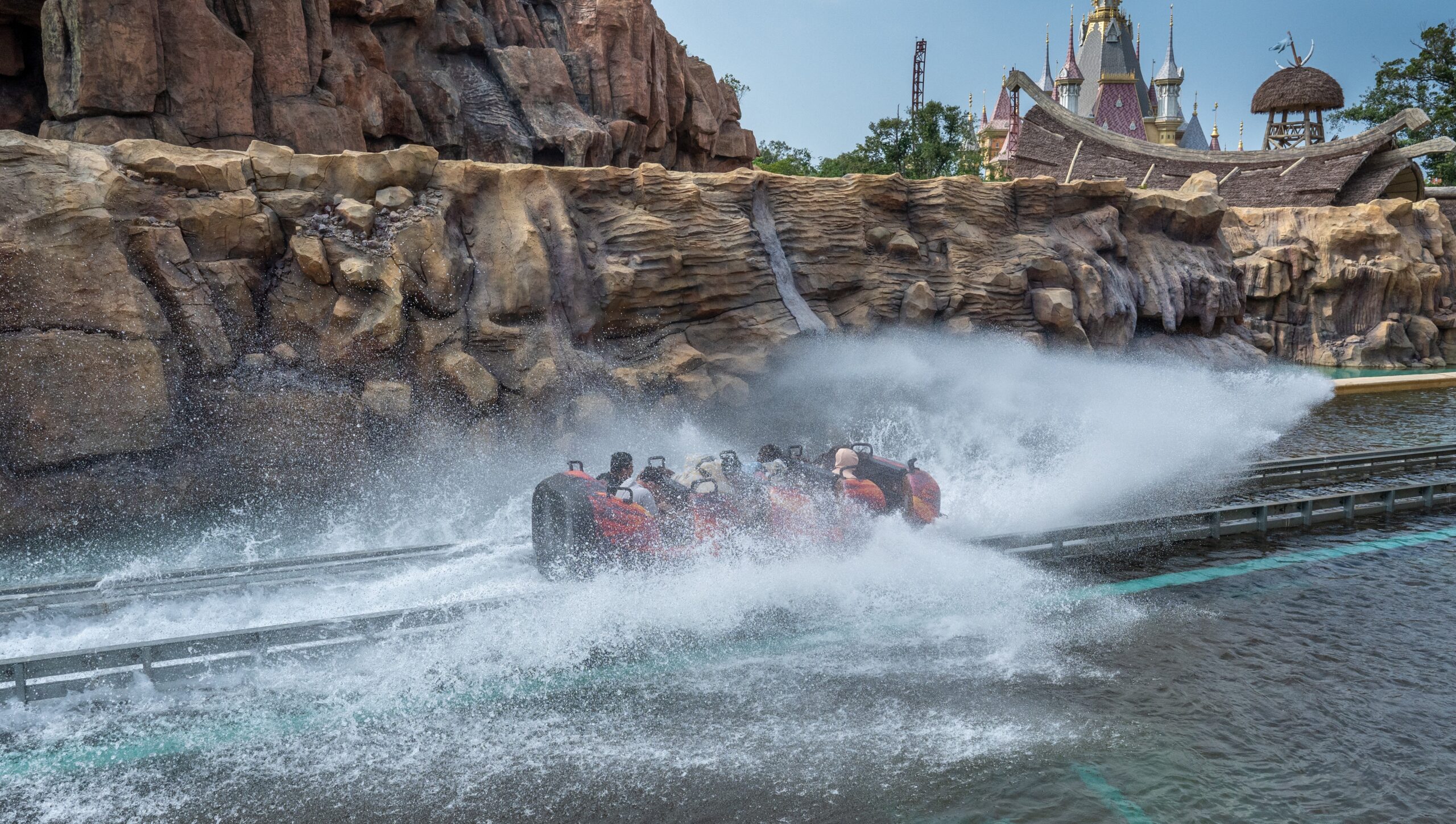Super Flume boat splashing