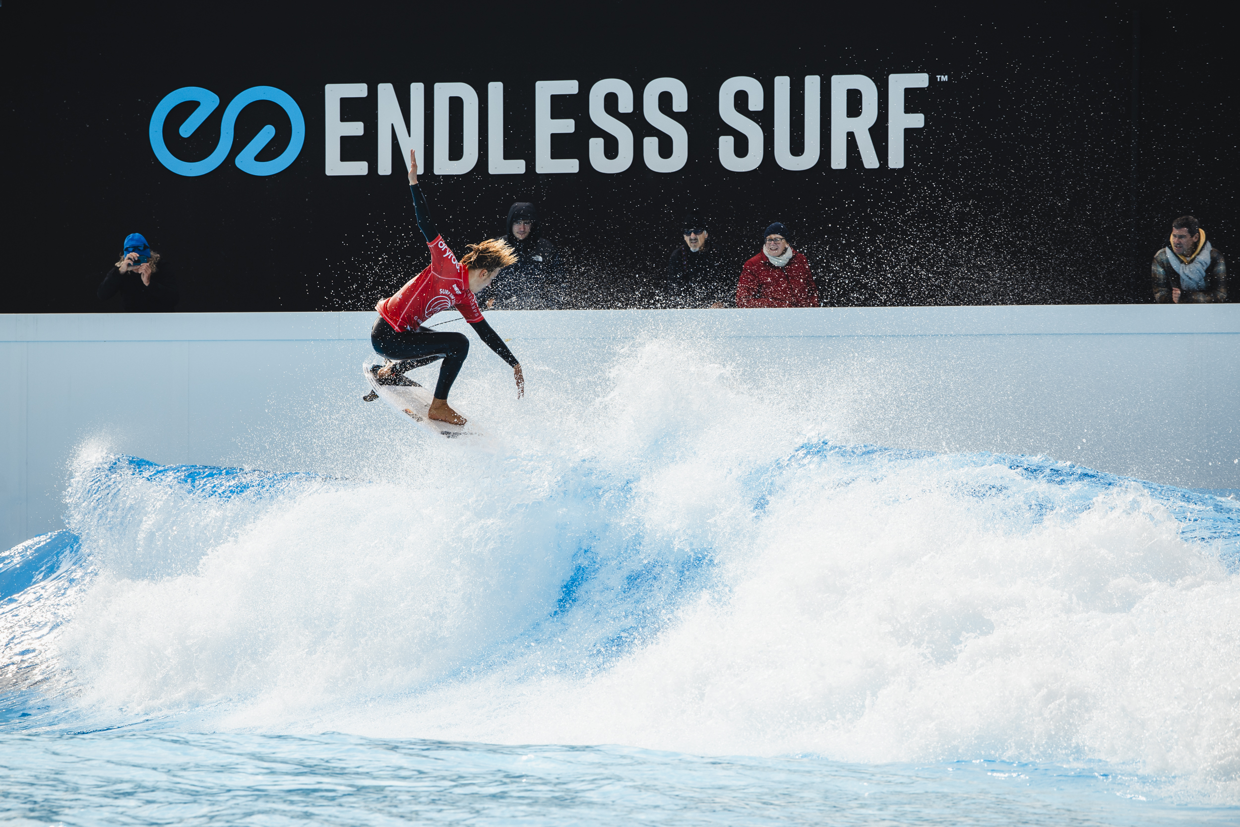 Surfer carving an Endless Surf wave at at O2 Surftown MUC