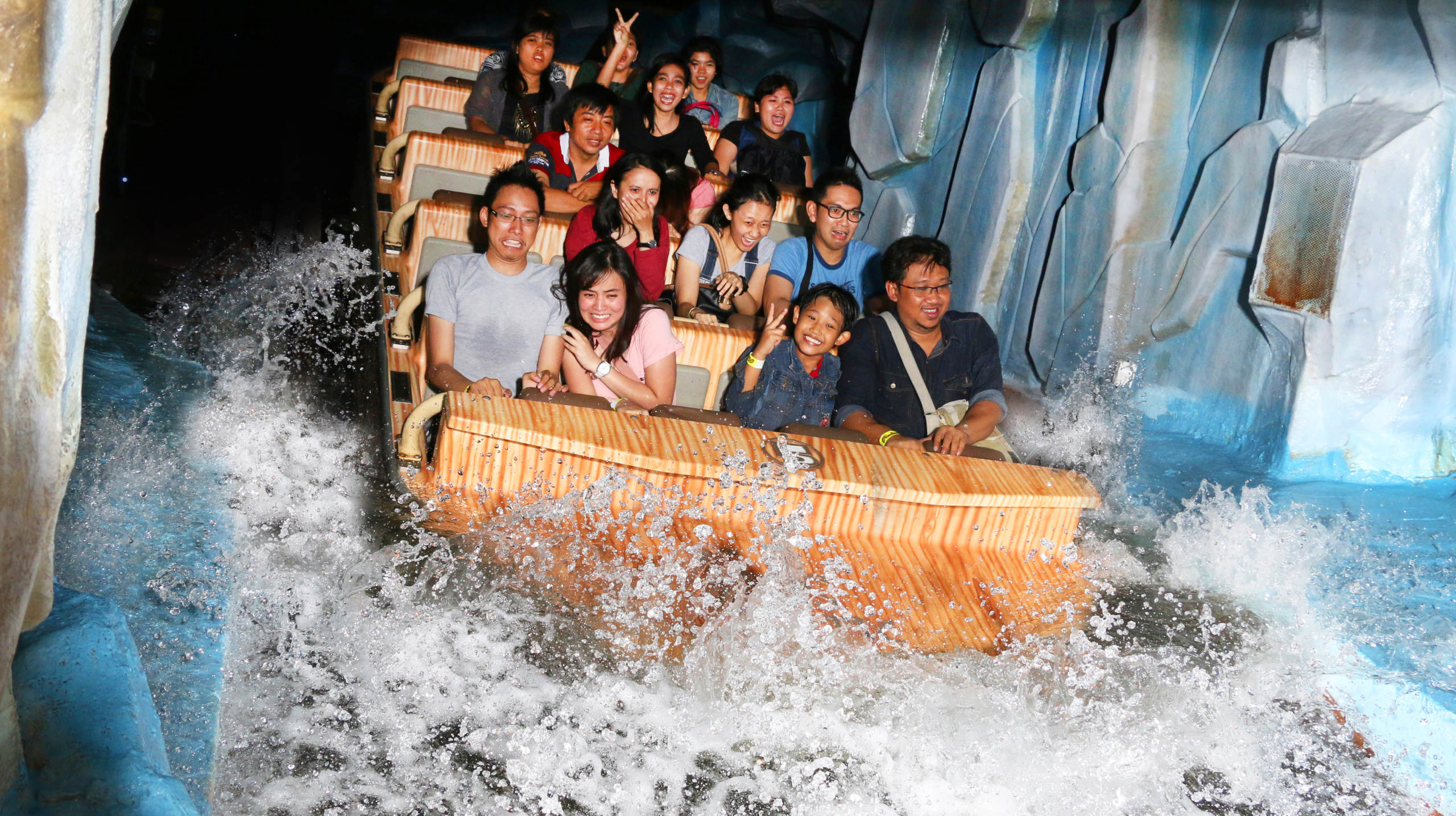 Shoot the Chute, River Raft Ride, Dunia Fantasi, Ancol, Indonesia