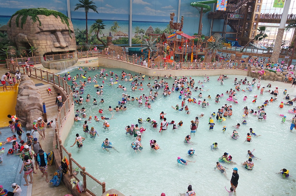 Surf Wave Pool, Lotte Gimhae Waterpark, Korea