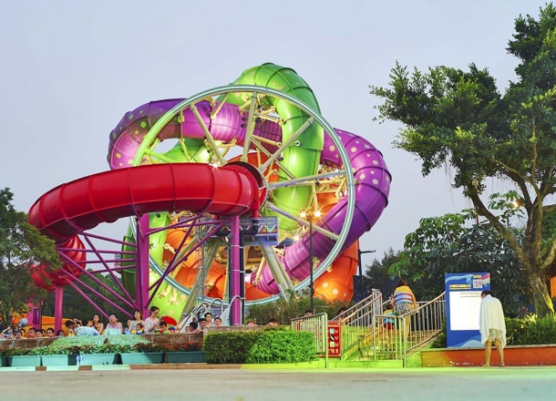 Slide Wheel World's First Rotating Water Slide at Night – Chimelong Water Park, Guangzhou, China