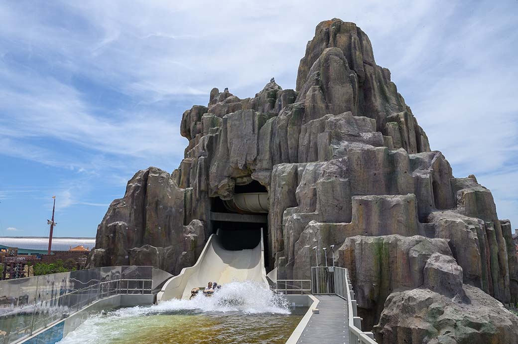 People having fun at the Spinning Rapids Ride - best Water Ride Manufacturer - WhiteWater West - Sunac Land, Wuxi, China