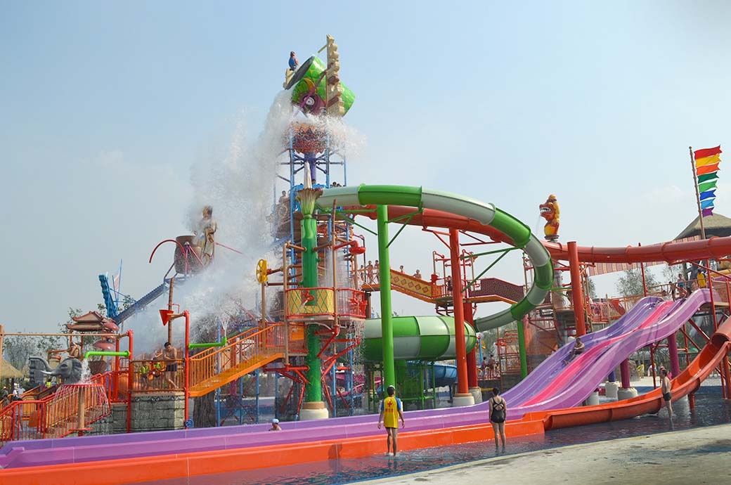 Giant RainFortress Water Play Structure Designer HotGo Waterpark, Fushun, China