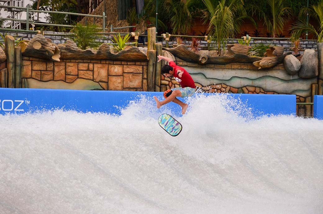 WaveOz Surf Wave Simulator by FlowRider - Parque Aquático Thermas dos Laranjais, Olímpia, Brazil