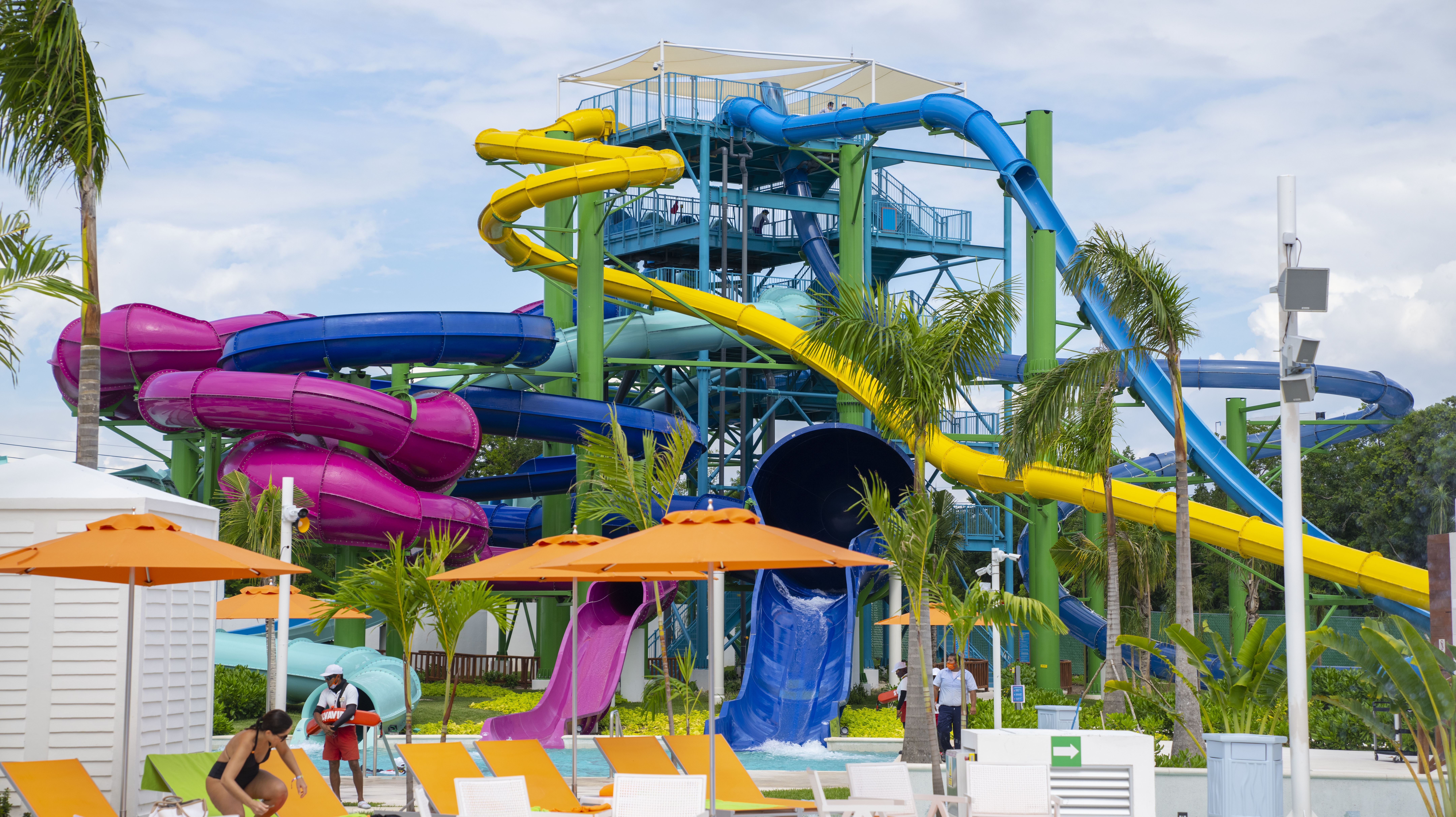 Slide-Tower-Aqua-Nick-at-Nickelodeon-Hotel-and-Resort-Cancun-Mexico-Photo09