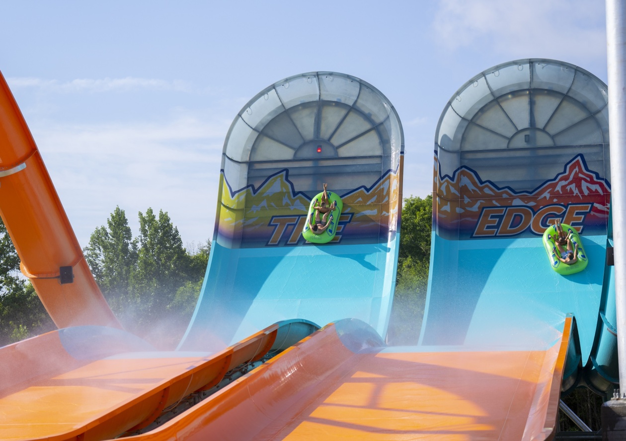 Two side-by-side water slide walls - Boomerangos