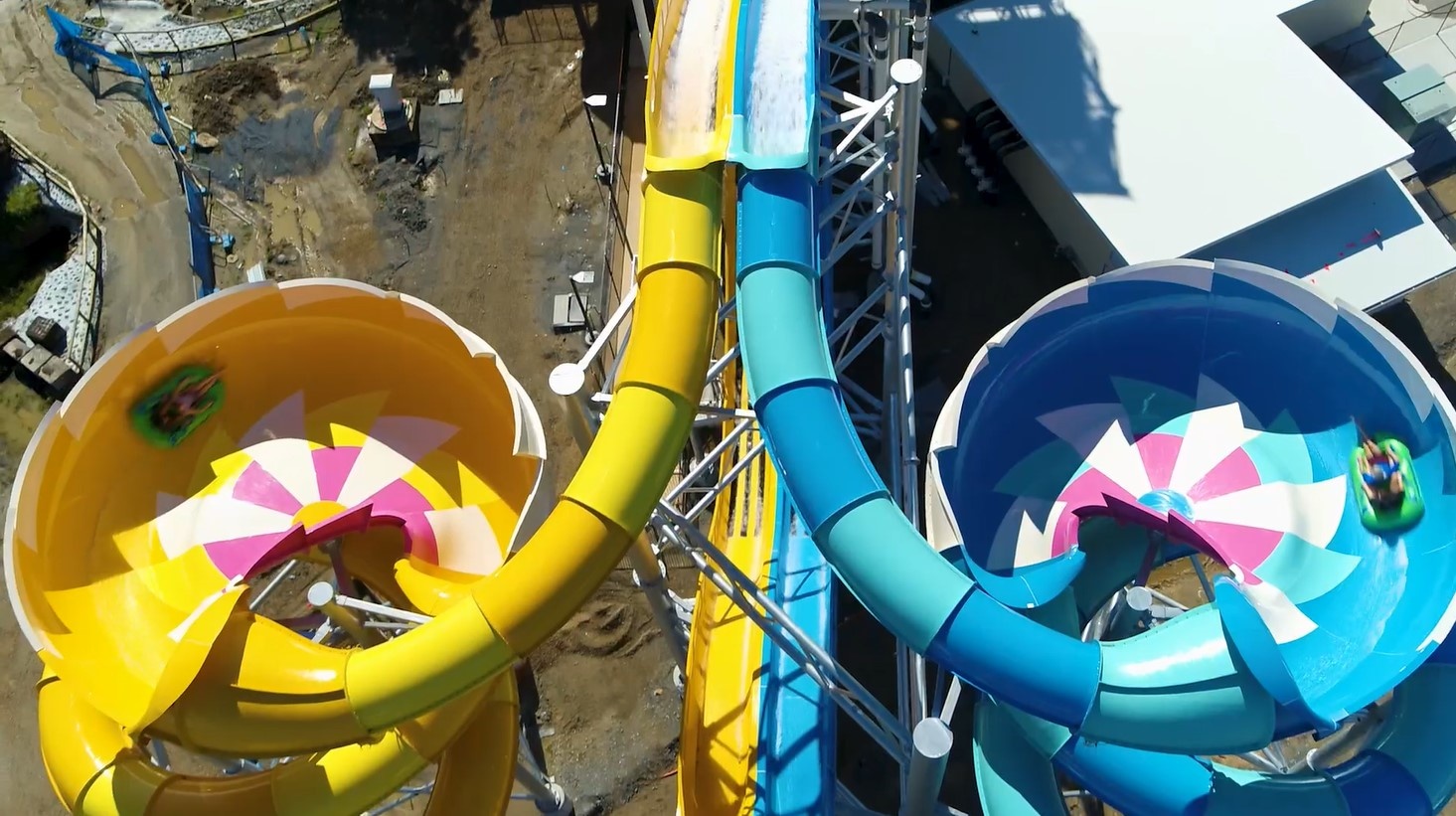 Two mirroring water slides, one yellow, one blue