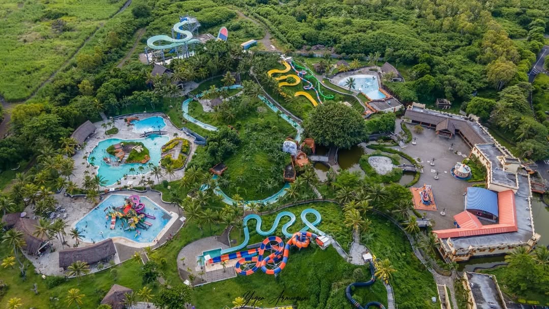 The Splash and Fun Leisure Park is an exciting and unique water themed park over 30 arpents of (3)